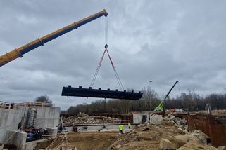 Třicetitunový kolos na zadržení vody. Lesy ČR budují na Dyji historicky nejdražší vodohospodářskou stavbu - Novinky